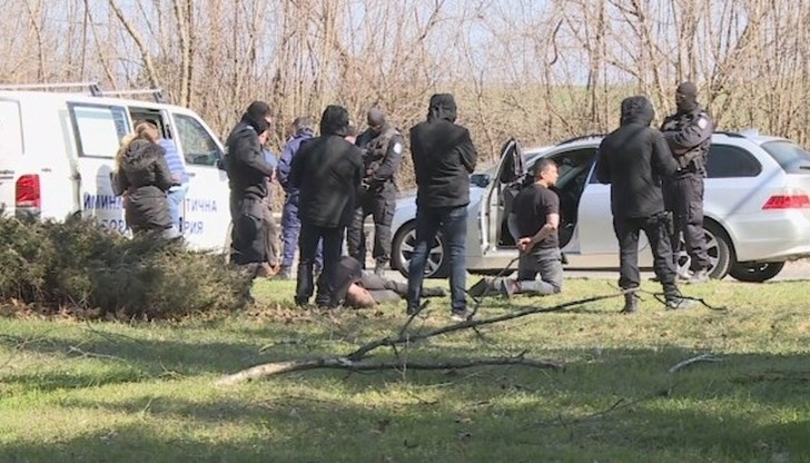 Ченгета намериха близо 200 грама канабис под капака на БМВ то