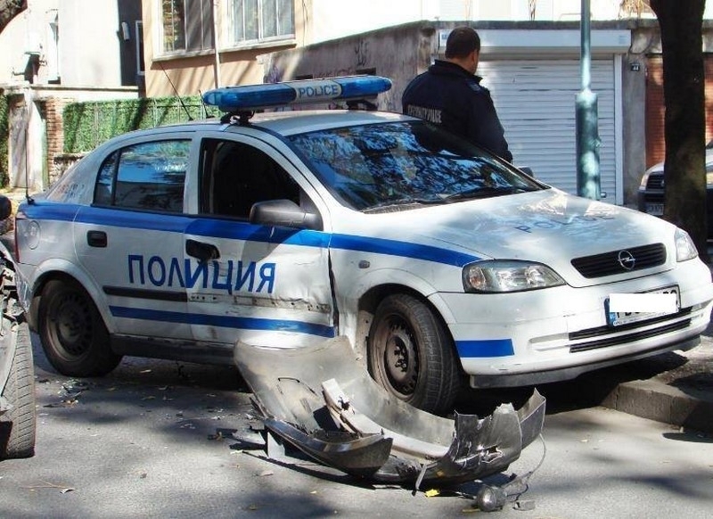 Пиян помете с колата си полицейска патрулка в Добрич съобщават