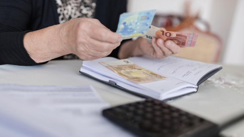 Вижте кога изплащат пенсиите по новия график през септември