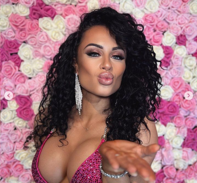 Изкусителната бодибилдърка Дженифър Дори не спира да показва на своите