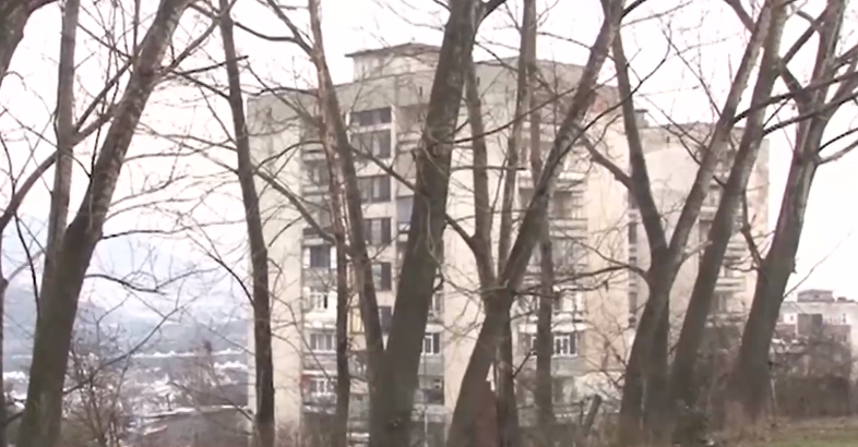 Опасно свлачище застрашава блокове в Бобов дол