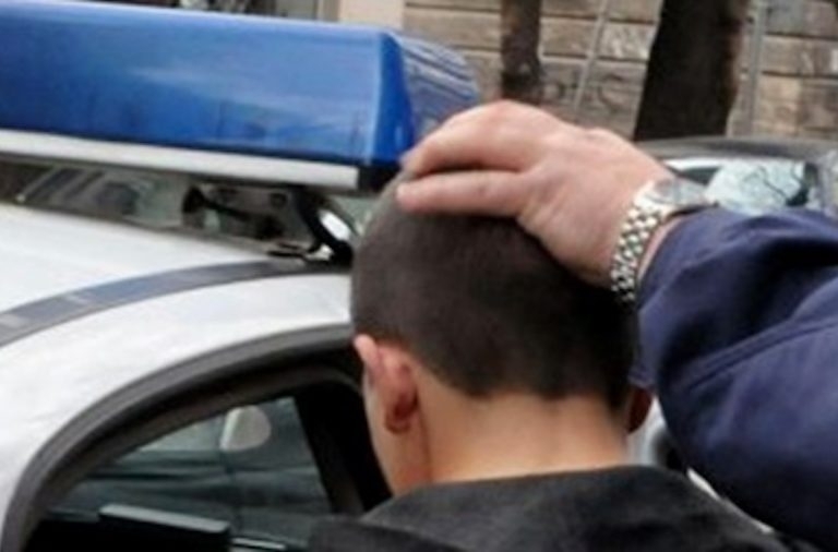 Полицаи хванаха извършителите на кражбата на пари и плодове от