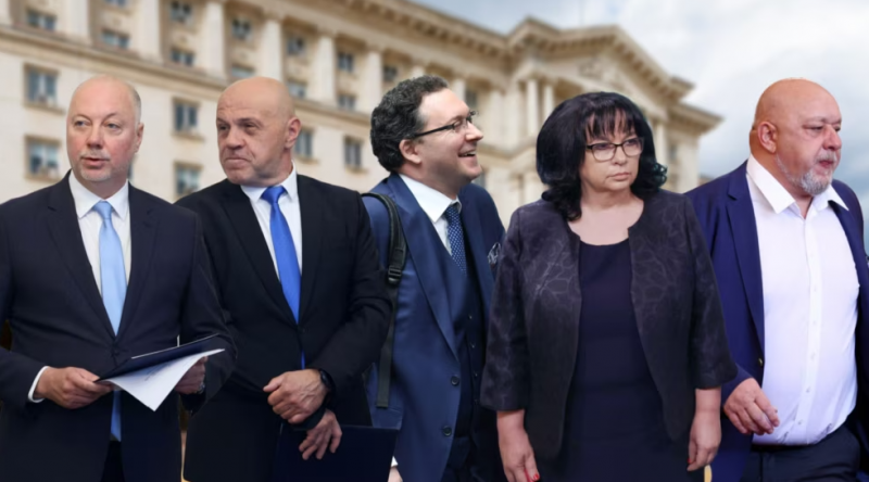 Ден след като правителството подаде оставка като отговор на многохилядните