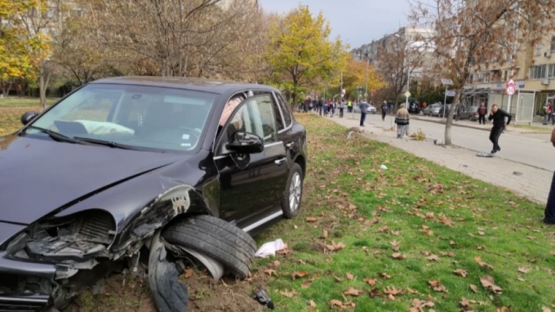Трима непълнолетни откраднаха кола в Силистра и катастрофираха съобщиха от полицията Според първоначалните