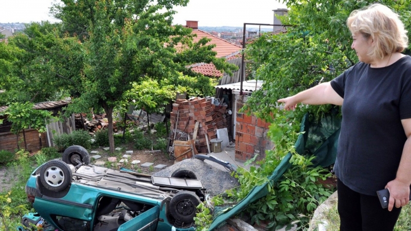Жена падна с колата си от три метра височина в двора на къща и оцеля /снимки/
