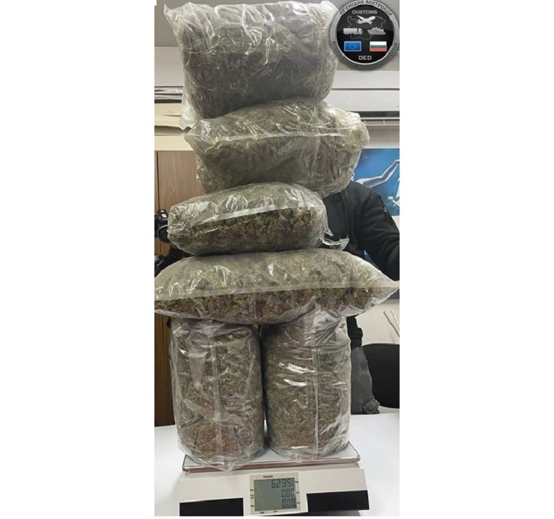 Служители от отдел Борба с наркотрафика в ТД Митница София