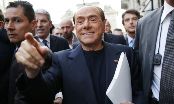 Бившият италиански премиер Силвио Берлускони бе откаран в болница в