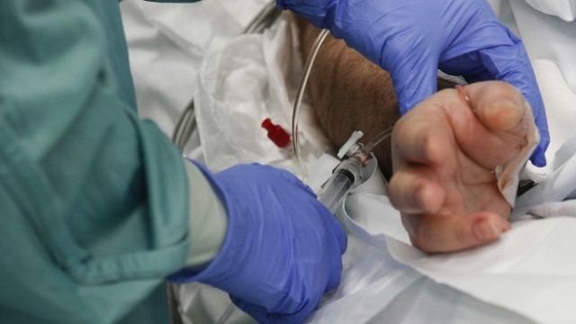 Хоспитализацията е по-висока при заразени с британския вариант на COVID-19