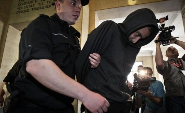 Футболният фен, хвърлил бомбичката на стадиона, иска споразумение с прокуратурата