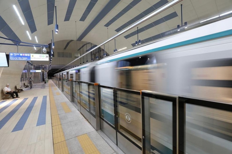 16 годишно момче разкъса и надраска 41 седалки във влак на метрото съобщиха