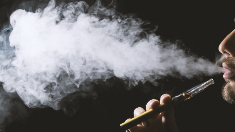Пушенето на електронни цигари повишава нивата на потенциално канцерогенните вещества в