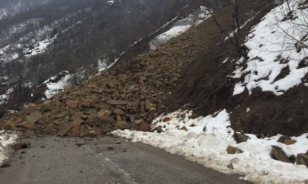 Паднали скали затрудняват движението по пътя към София през Искърското