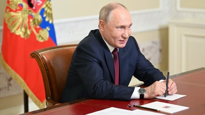 Путин подписа закон, който задължава учениците да извършват обществено ...