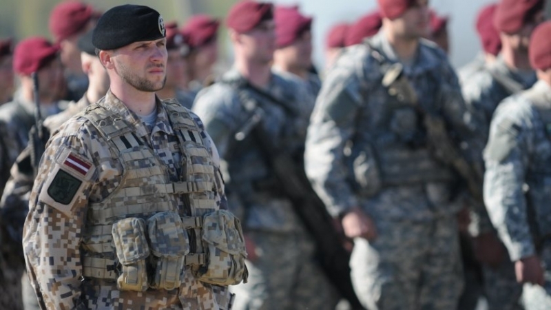 Латвия връща задължителната военна служба след нарастващото напрежение със съседна
