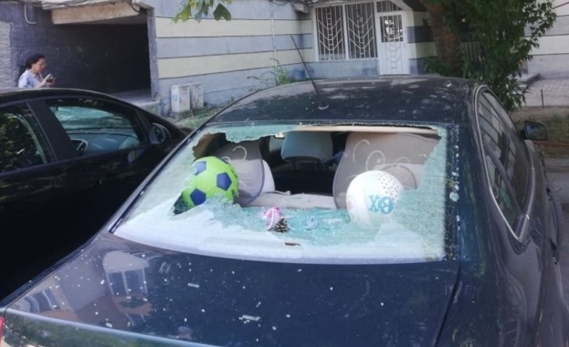Бандит потроши 7 автомобила пред блок в Пловдив