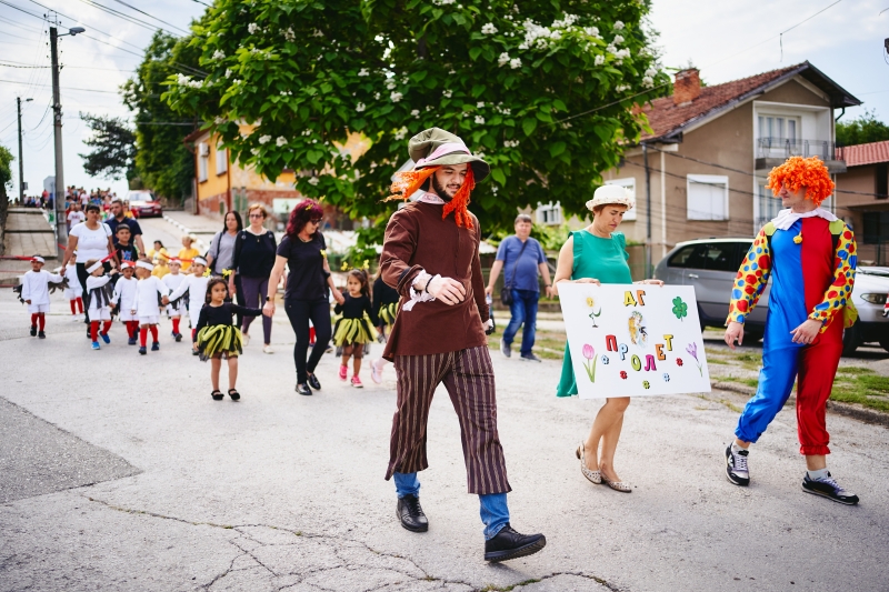 С колоритно шествие под яркото слънце на първи юни от
