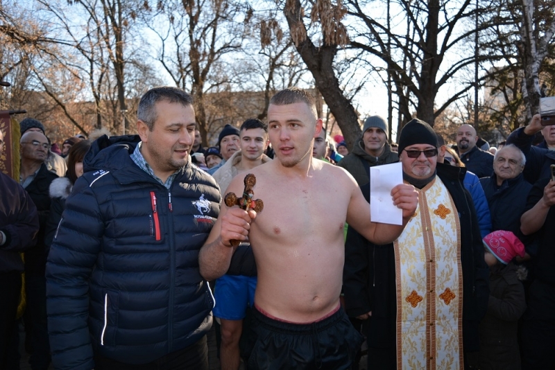 Мартин Миланов от Монтана спаси за трети път богоявленския кръст