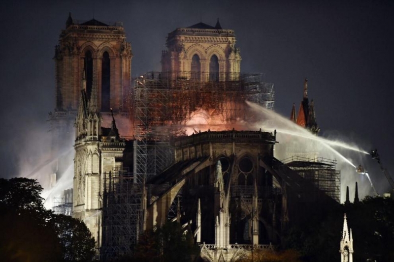 Светът беше шокиран и ужасен от големия пожар в парижката катедрала