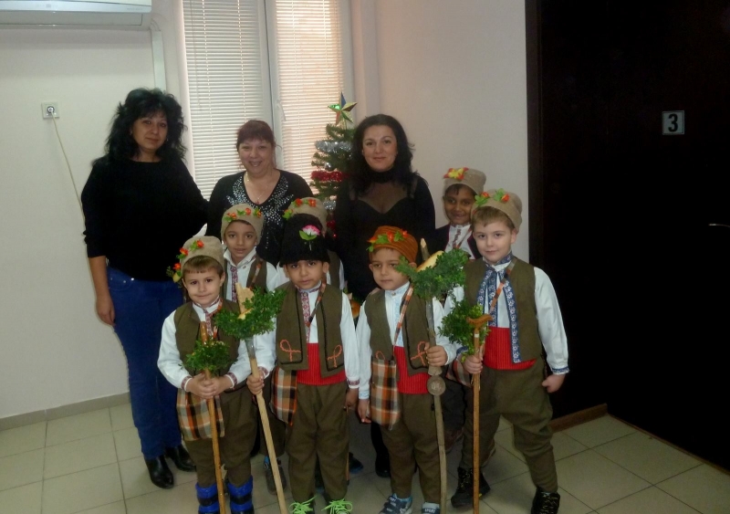 Коледари от детска градина Тошка Петрова село Борован с ръководител Анелия