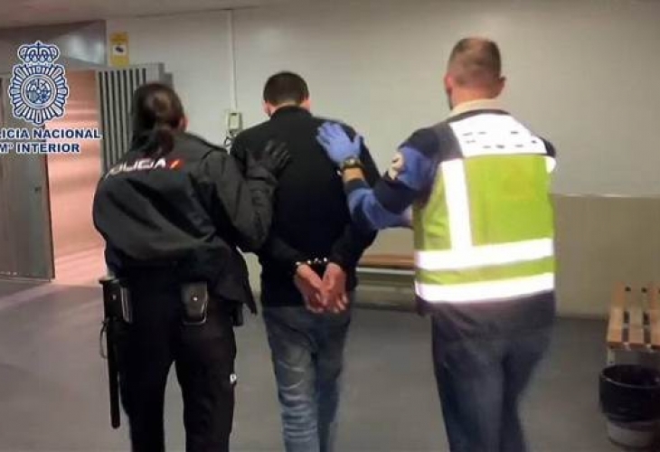 Медиите публикуваха снимка на сервитьора заподозрян в убийството на 22 годишна