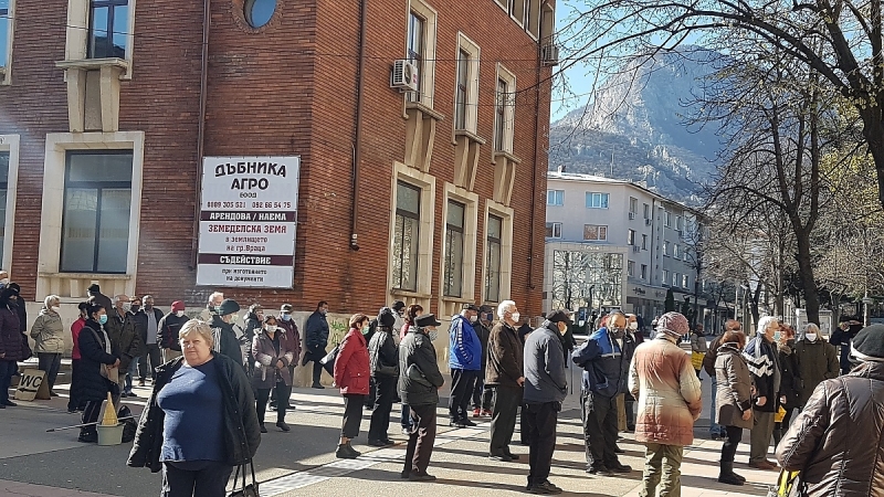 Изплащането на пенсиите и добавката от 50 лева към тях