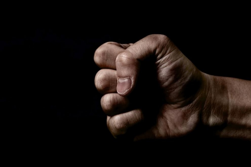 Рецидивист е предаден на съд за грабеж над жена в