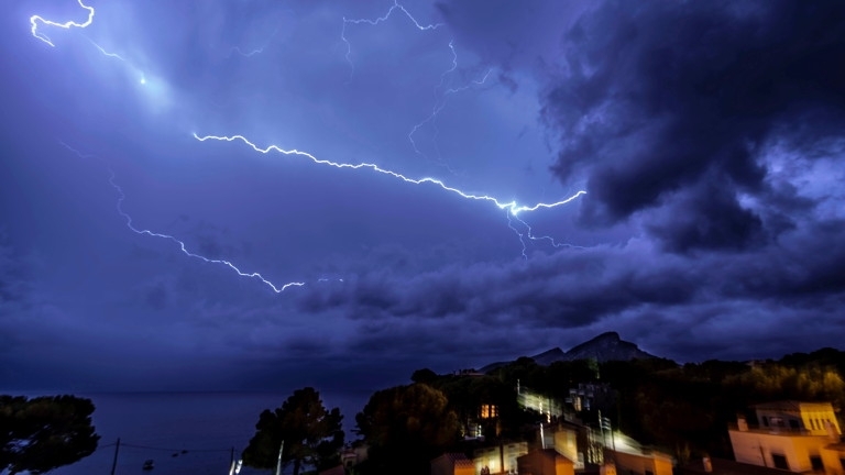 Най малко петима души загинаха и няколко други се издирват след