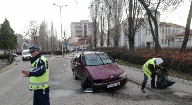Лек автомобил Фиат катастрофира в електрически стълб до църквата Св