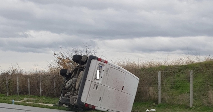 Бус се е преобърнал странично в района на 40 км