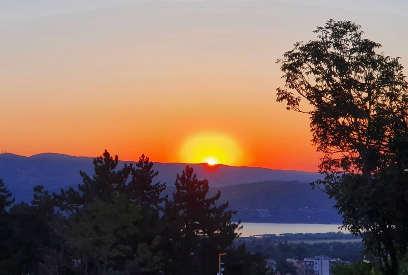 Стотици ентусиасти посрещнаха първите слънчевите лъчи тази сутрин на Хижата