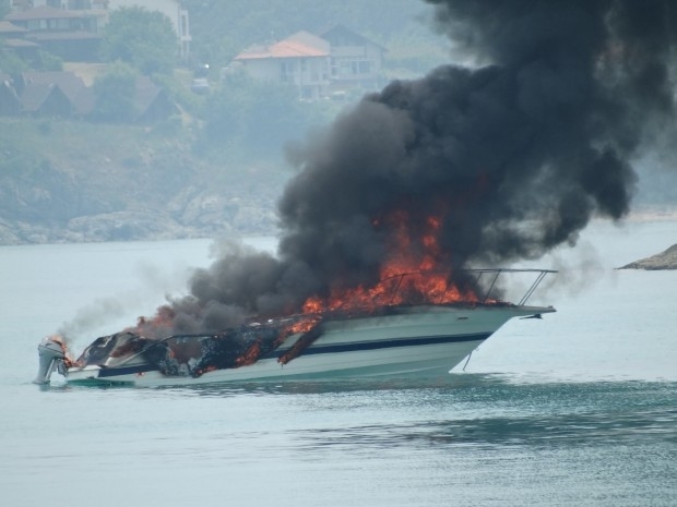 Лодка е изгоряла в река Дунав в Лом, съобщиха от