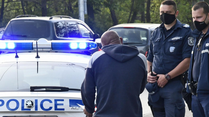 Тийнейджър е хвърлил пликчета с наркотици пред очите на полицаи