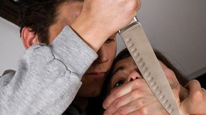 Жена е с опасност за живота след като е намушкана