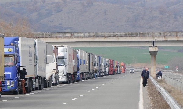 ОГРАНИЧЕНИЯ ЗА ТОВАРНИ АВТОМОБИЛИ Забранява се движението на моторни превозни