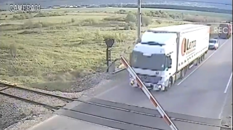 Шофьори всеки ден чупят бариерите на жп прелез за да