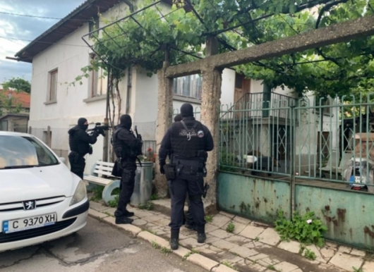 Полицаи иззеха списъци пари и бюлетини образец от къща във Видинско