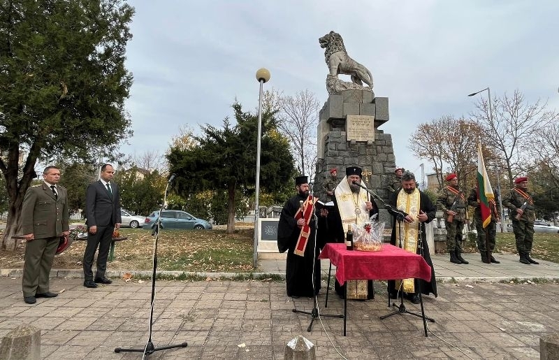 В знак на признателност пред Паметника на загиналите във войните