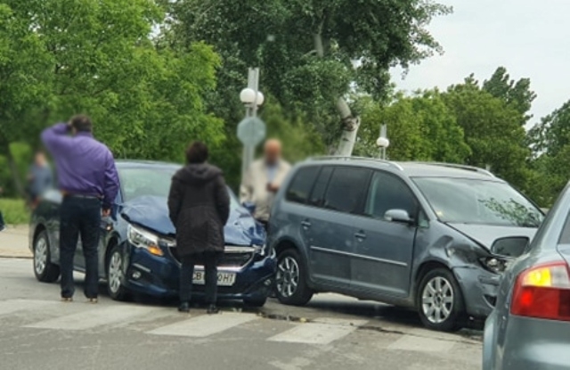 Пежо и Фолксваген са катастрофирали на кръстовище в Козлодуй научи