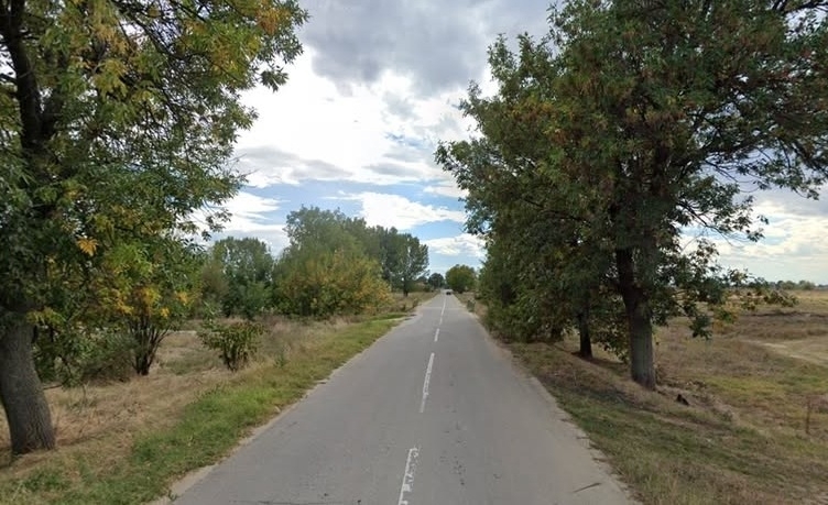 Джип се вряза в дърво и се обърна по таван