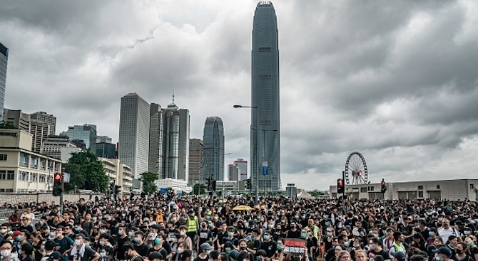 Стотици демонстранти блокираха днес основната пътна артерия пред парламента на