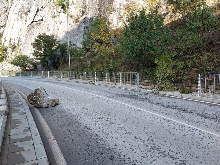 Скала падна на пътя между Враца и Згориград видя BulNews