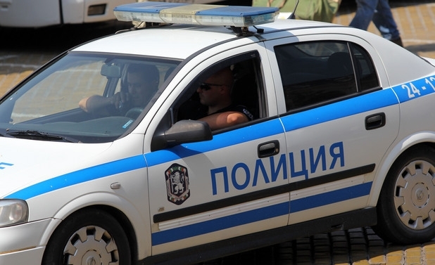 Полицията проверява изоставен багаж на спирка на градския транспорт на