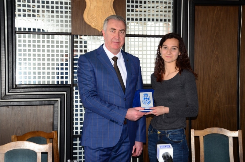 Кметът на Видин Огнян Ценков награди ученичка от езиковата гимназия