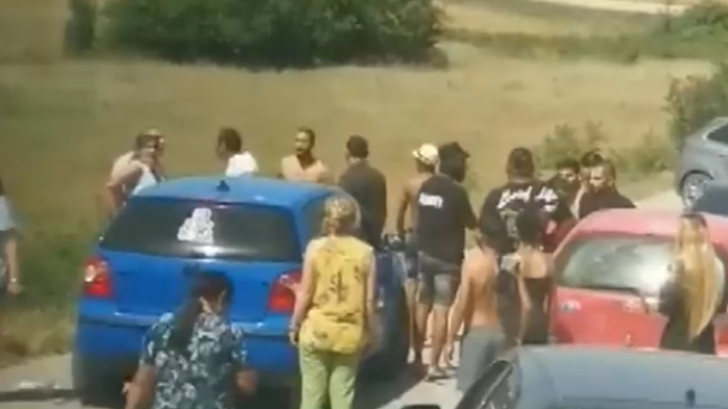 Бруталната саморазправа на роми с шофьор на автобус: Носели боксове и ножове, щели да го убият