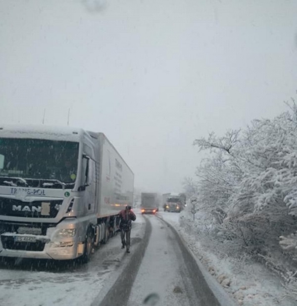 Възстановено е движението на товарни автомобили над 12 тона по