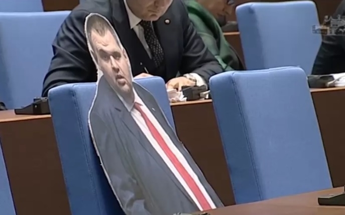 Народното събрание обсъжда шестия вот на недоверие срещу кабинета Желязков