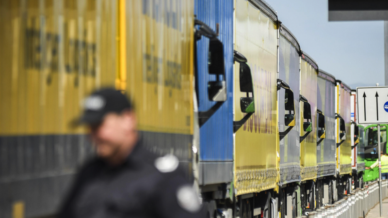 Над 10 километра е опашката от товарни автомобили на Дунав