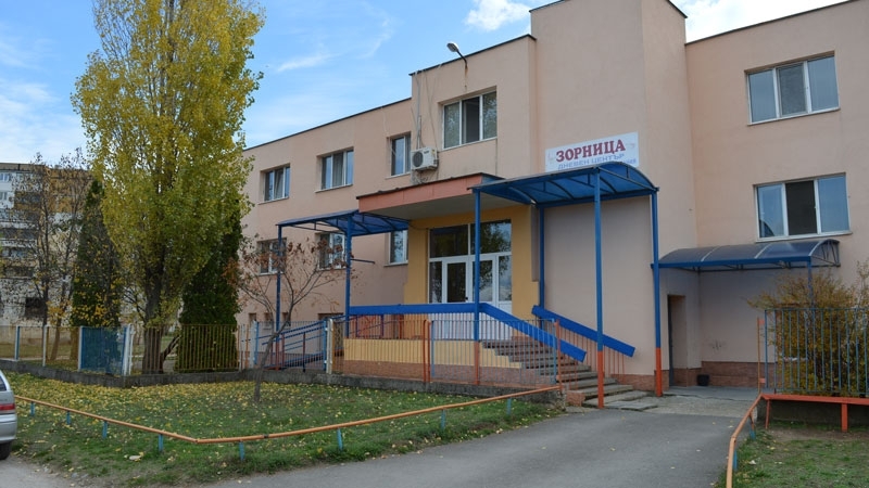 Полицията е открила вандалът потрошил рампа за инвалиди в Дневния