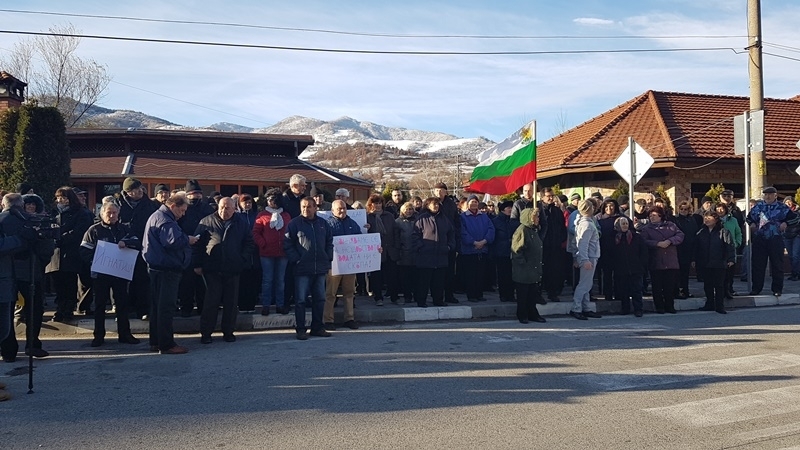 Над 100 протестиращи срещу драстичното поскъпване на цената на водата