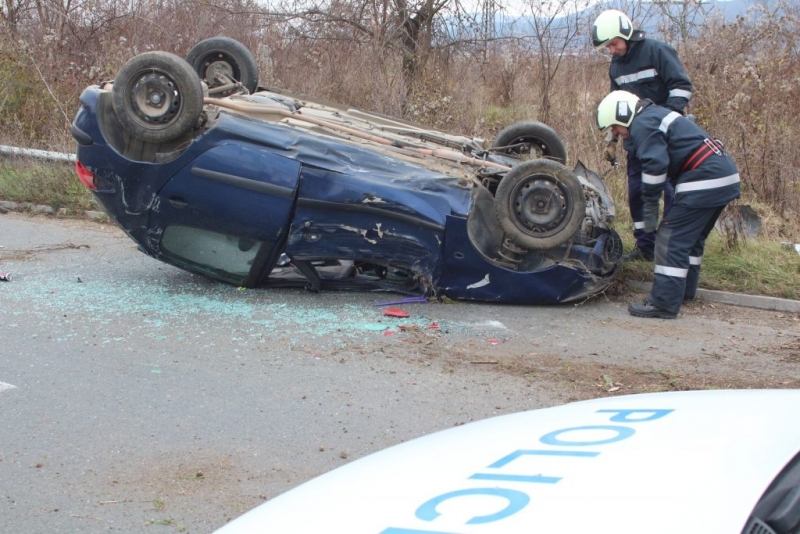 Трима души са пострадали в катастрофа станала на главен път